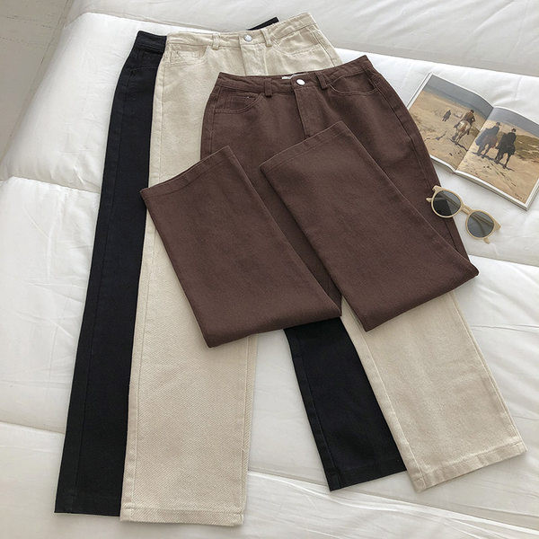 Plašs sieviešu džinsu modelis ar augstu vidukli un kabatām