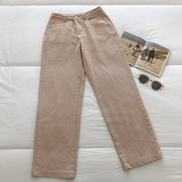 Plašs sieviešu džinsu modelis ar augstu vidukli un kabatām