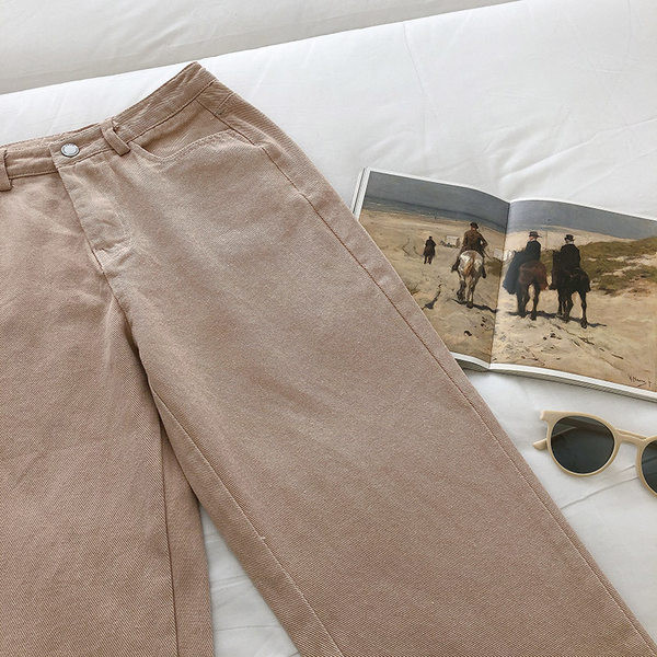 Plašs sieviešu džinsu modelis ar augstu vidukli un kabatām