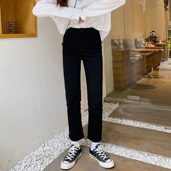 Vienkāršs sieviešu džinsu modelis gaiši zilā un melnā krāsā