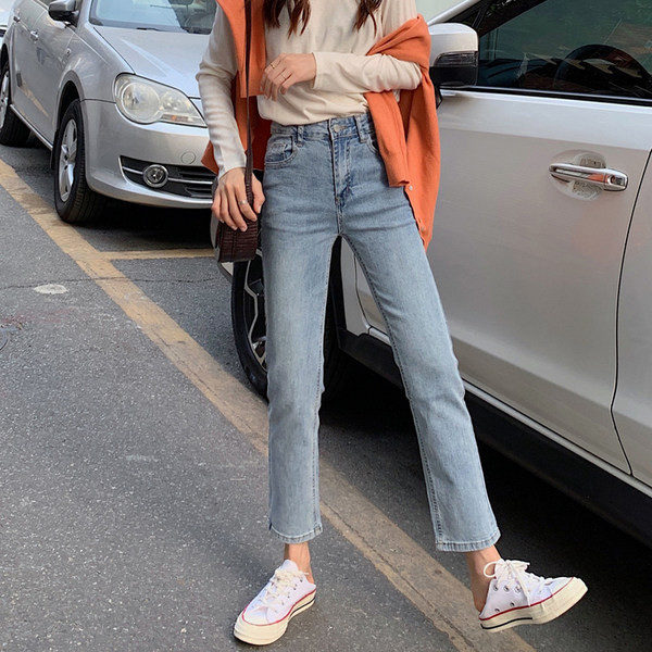 Vienkāršs sieviešu džinsu modelis gaiši zilā un melnā krāsā