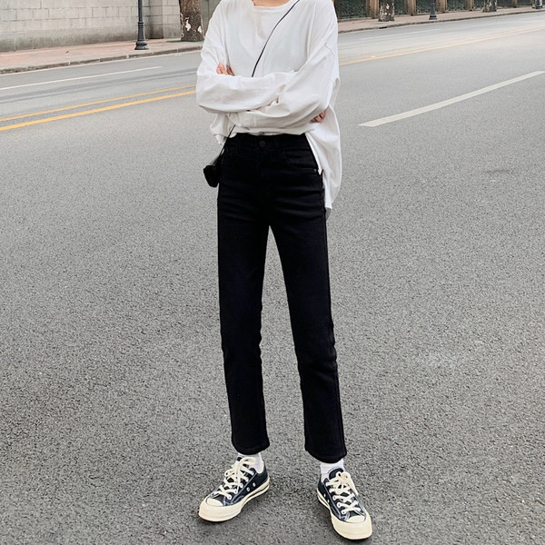 Vienkāršs sieviešu džinsu modelis gaiši zilā un melnā krāsā