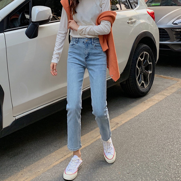 Vienkāršs sieviešu džinsu modelis gaiši zilā un melnā krāsā