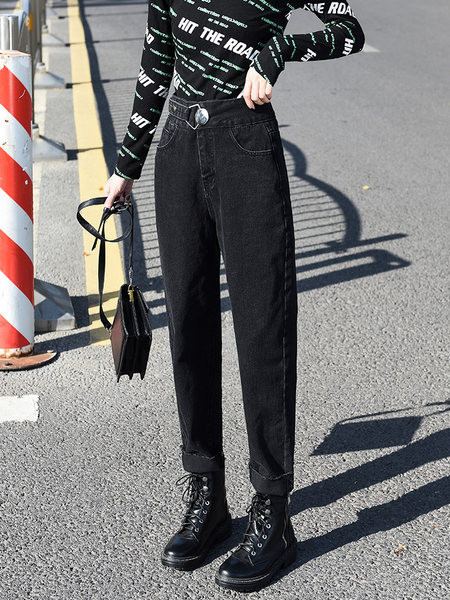 Sieviešu džinsi ar metāla sprādzi