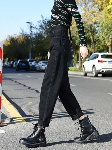 Sieviešu džinsi ar metāla sprādzi