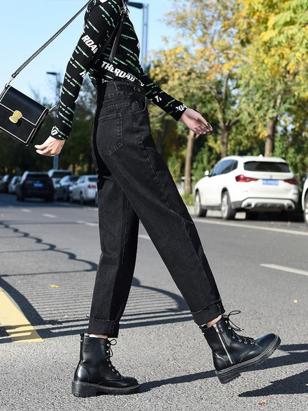 Sieviešu džinsi ar metāla sprādzi