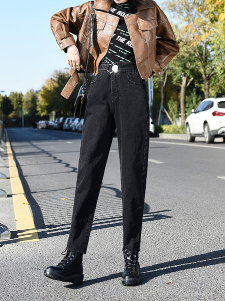 Sieviešu džinsi ar metāla sprādzi