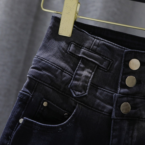 Sieviešu pieguloši džinsi ar pogām zilā un melnā krāsā