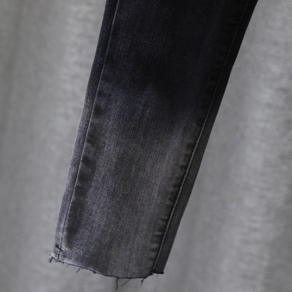 Sieviešu pieguloši džinsi ar pogām zilā un melnā krāsā