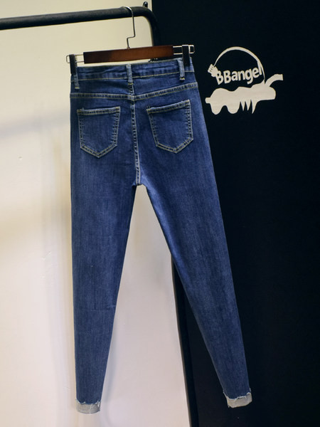 Jauns sieviešu piegulošu džinsu modelis ar saplēstiem motīviem - zilā krāsā