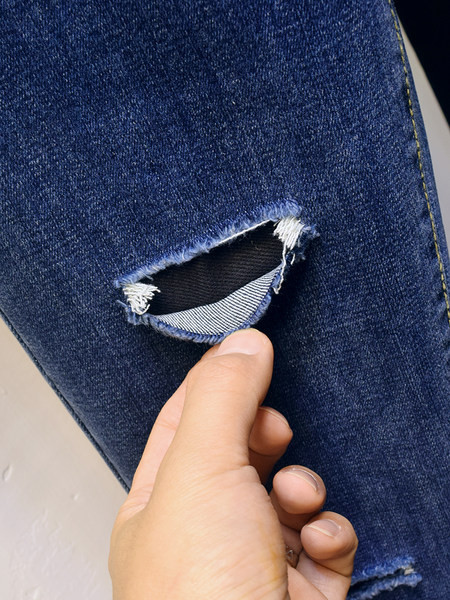 Jauns sieviešu piegulošu džinsu modelis ar saplēstiem motīviem - zilā krāsā