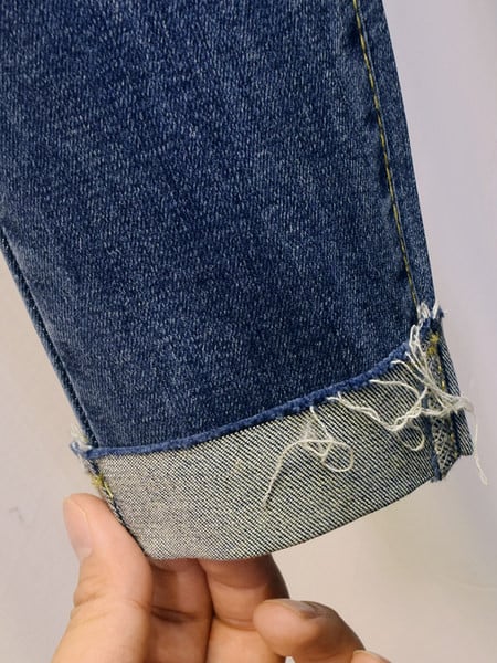 Jauns sieviešu piegulošu džinsu modelis ar saplēstiem motīviem - zilā krāsā