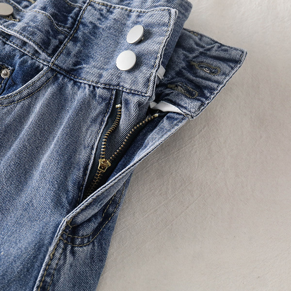 Jauns džinsu modelis ar pogām un augstu vidukli