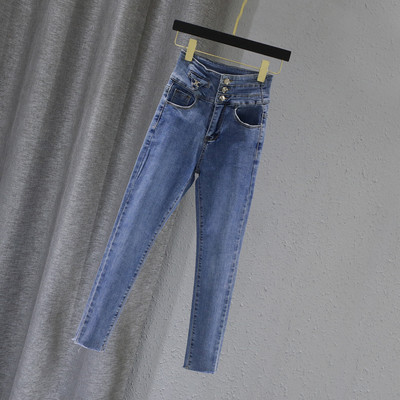 Vienkāršs sieviešu džinsu modelis zilā krāsā ar pogām