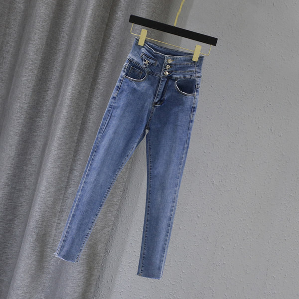 Vienkāršs sieviešu džinsu modelis zilā krāsā ar pogām