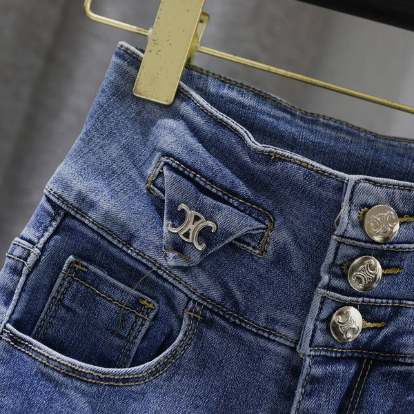 Vienkāršs sieviešu džinsu modelis zilā krāsā ar pogām