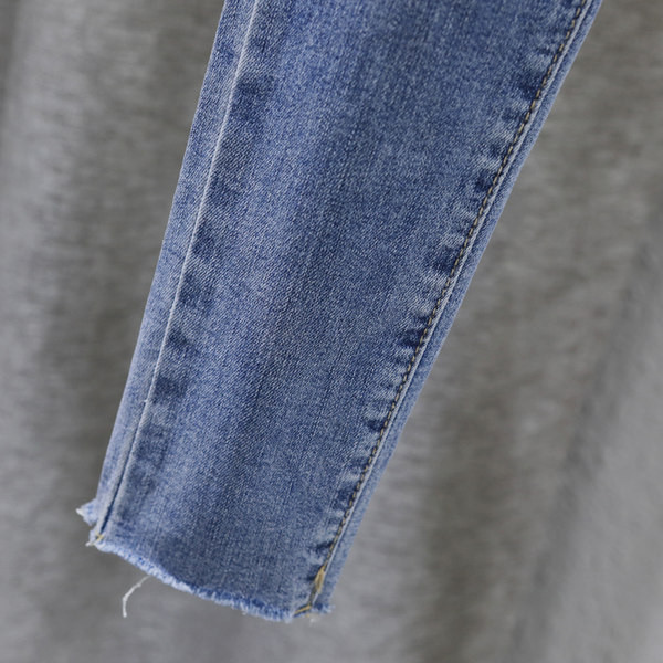 Vienkāršs sieviešu džinsu modelis zilā krāsā ar pogām