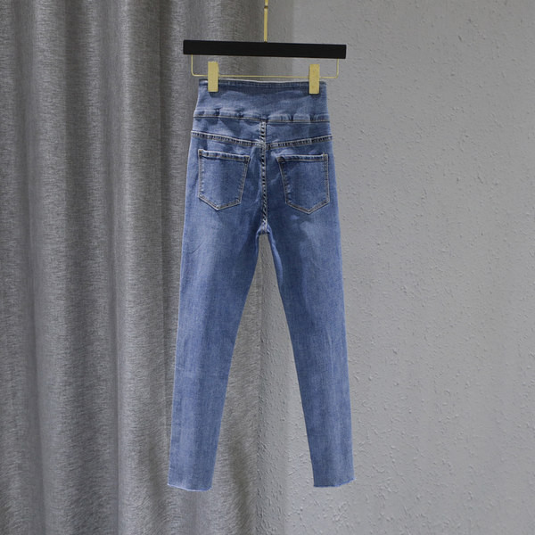 Vienkāršs sieviešu džinsu modelis zilā krāsā ar pogām