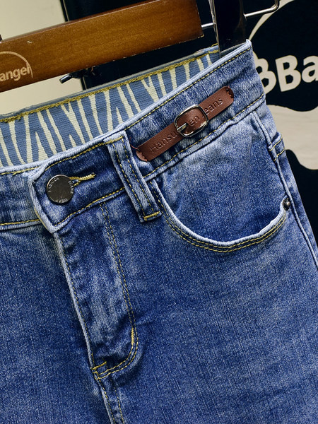 Ikdienas sieviešu džinsi ar augstu vidukli un emblēmu zilā krāsā