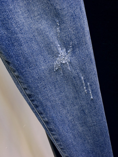 Ikdienas sieviešu džinsi ar augstu vidukli un emblēmu zilā krāsā