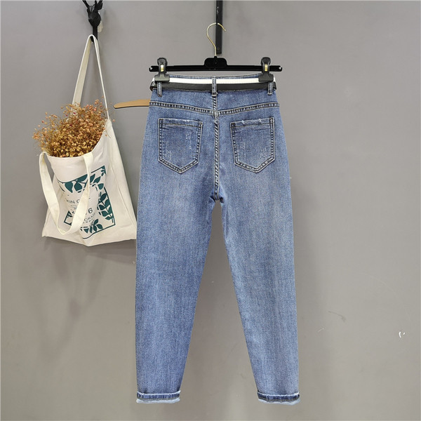 Μοντέρνα γυναικεία τζιν με ψηλή μέση και τρισδιάστατο στοιχείο