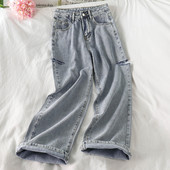 Sieviešu džinsu plats modelis ar saplēstiem motīviem