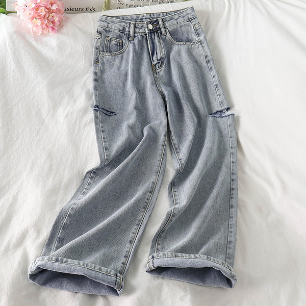 Sieviešu džinsu plats modelis ar saplēstiem motīviem