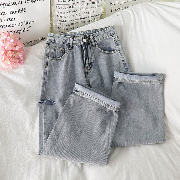 Sieviešu džinsu plats modelis ar saplēstiem motīviem