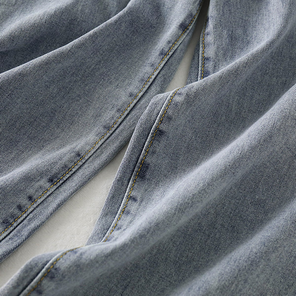 Sieviešu džinsu plats modelis ar saplēstiem motīviem