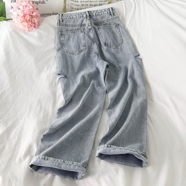 Sieviešu džinsu plats modelis ar saplēstiem motīviem