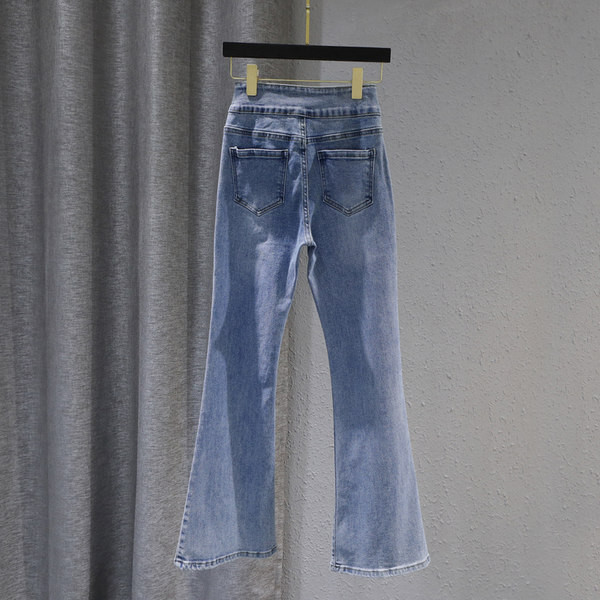 Γυναικεία τζιν casual σε μπλε και μαύρο χρώμα με μεταλλικά στοιχεία