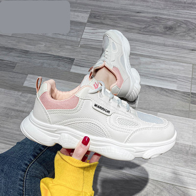 Γυναικεία αθλητικά παπούτσια με ρίγες στο πλάι και επιγραφή