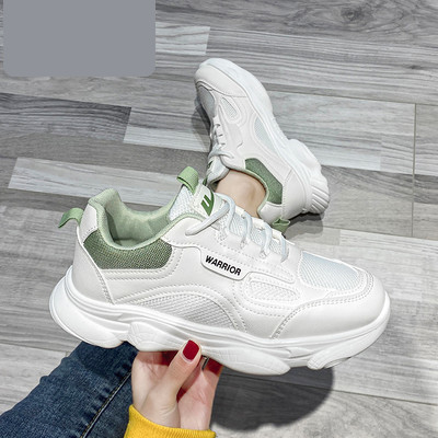 Γυναικεία αθλητικά παπούτσια με ρίγες στο πλάι και επιγραφή