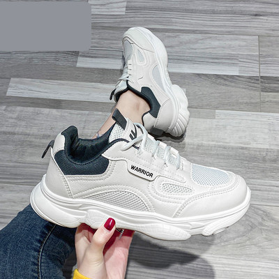 Γυναικεία αθλητικά παπούτσια με ρίγες στο πλάι και επιγραφή