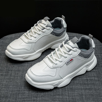 Γυναικεία αθλητικά παπούτσια με ρίγες στο πλάι και επιγραφή