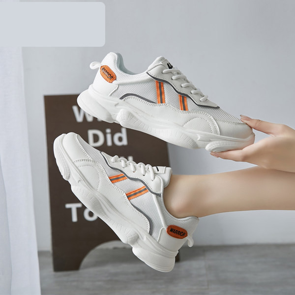 Γυναικεία αθλητικά παπούτσια με ρίγες στο πλάι και επιγραφή