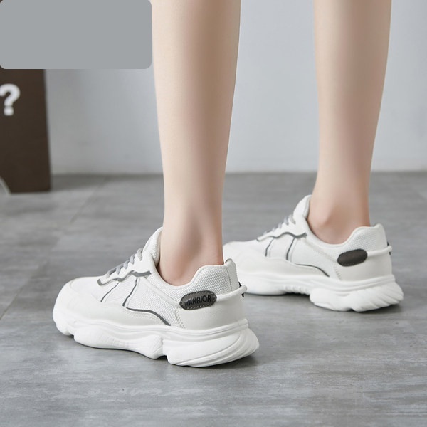 Γυναικεία αθλητικά παπούτσια με ρίγες στο πλάι και επιγραφή