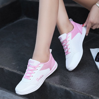 Αθλητικά και καθημερινά γυναικεία παπούτσια με έμβλημα - διάφορα μοντέλα