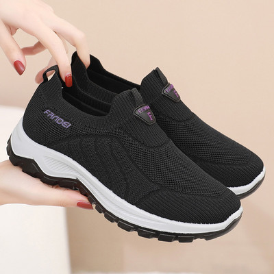 Γυναικεία αθλητικάπάνινα παπούτσια με επιγραφή