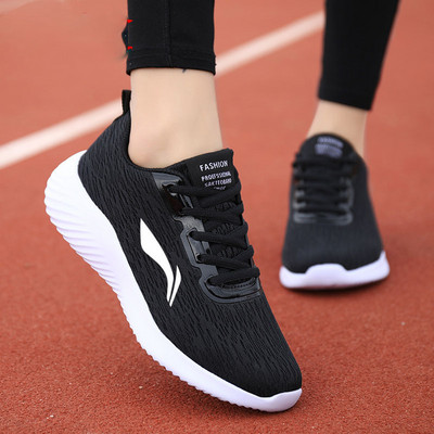 Γυναικεία αθλητικά παπούτσια με κορδόνια και έμβλημα σε διάφορα χρώματα