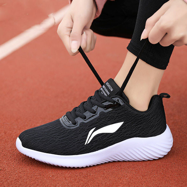 Γυναικεία αθλητικά παπούτσια με κορδόνια και έμβλημα σε διάφορα χρώματα