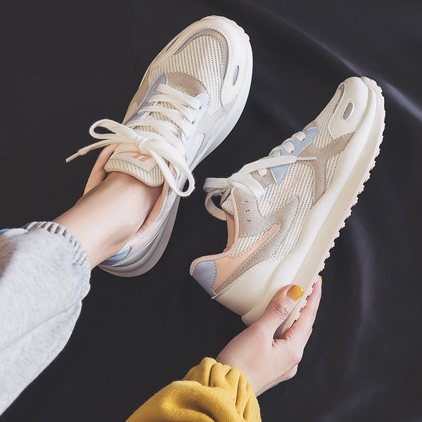 Μοντέρνα αθλητικά παπούτσια κατασκευασμένα από οικολογικό δέρμα και υφάσματα για γυναίκες