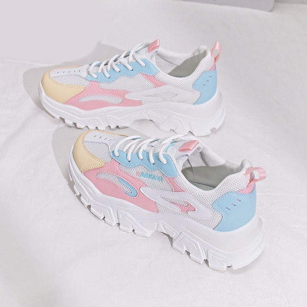 Νέο μοντέλο γυναικεία αθλητικά παπούτσια για την άνοιξη με κορδόνια και τραχιά σόλα