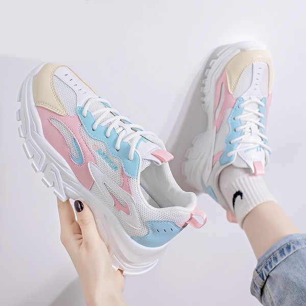 Νέο μοντέλο γυναικεία αθλητικά παπούτσια για την άνοιξη με κορδόνια και τραχιά σόλα