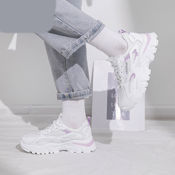 Νέο μοντέλο γυναικεία αθλητικά παπούτσια για την άνοιξη με κορδόνια και τραχιά σόλα