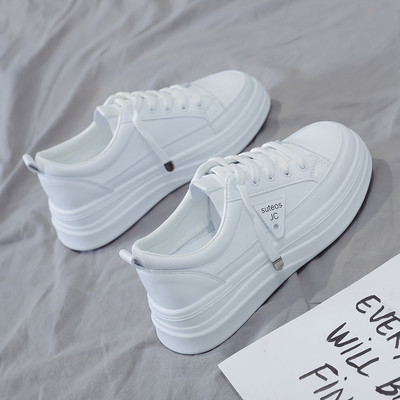 Γυναικεία αθλητικά παπούτσια με χαμηλή πλατφόρμα σε μαύρο και άσπρο χρώμα