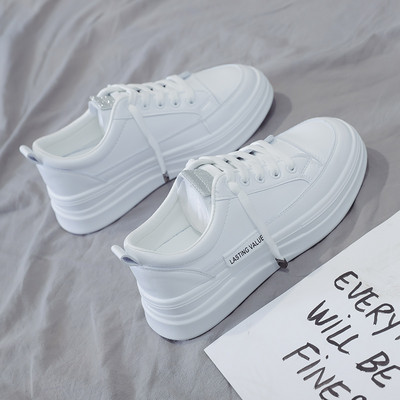 Γυναικεία αθλητικά παπούτσια με χαμηλή πλατφόρμα σε μαύρο και άσπρο χρώμα