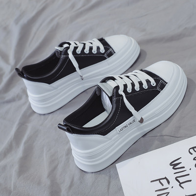 Γυναικεία αθλητικά παπούτσια με χαμηλή πλατφόρμα σε μαύρο και άσπρο χρώμα