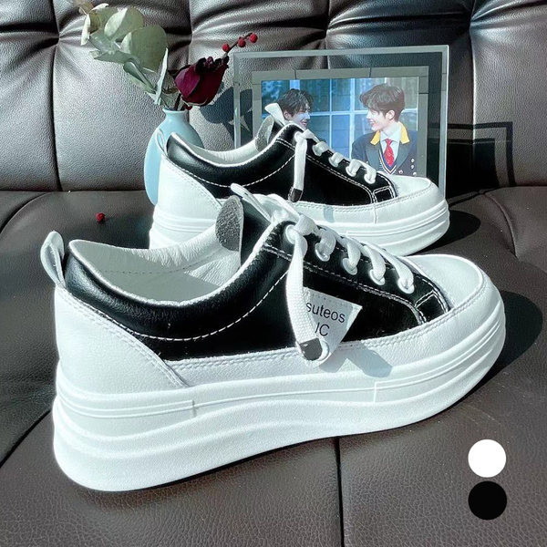 Γυναικεία αθλητικά  παπούτσια με χαμηλή πλατφόρμα σε μαύρο και άσπρο χρώμα