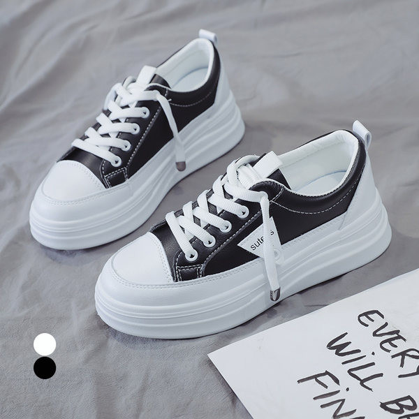 Γυναικεία αθλητικά  παπούτσια με χαμηλή πλατφόρμα σε μαύρο και άσπρο χρώμα